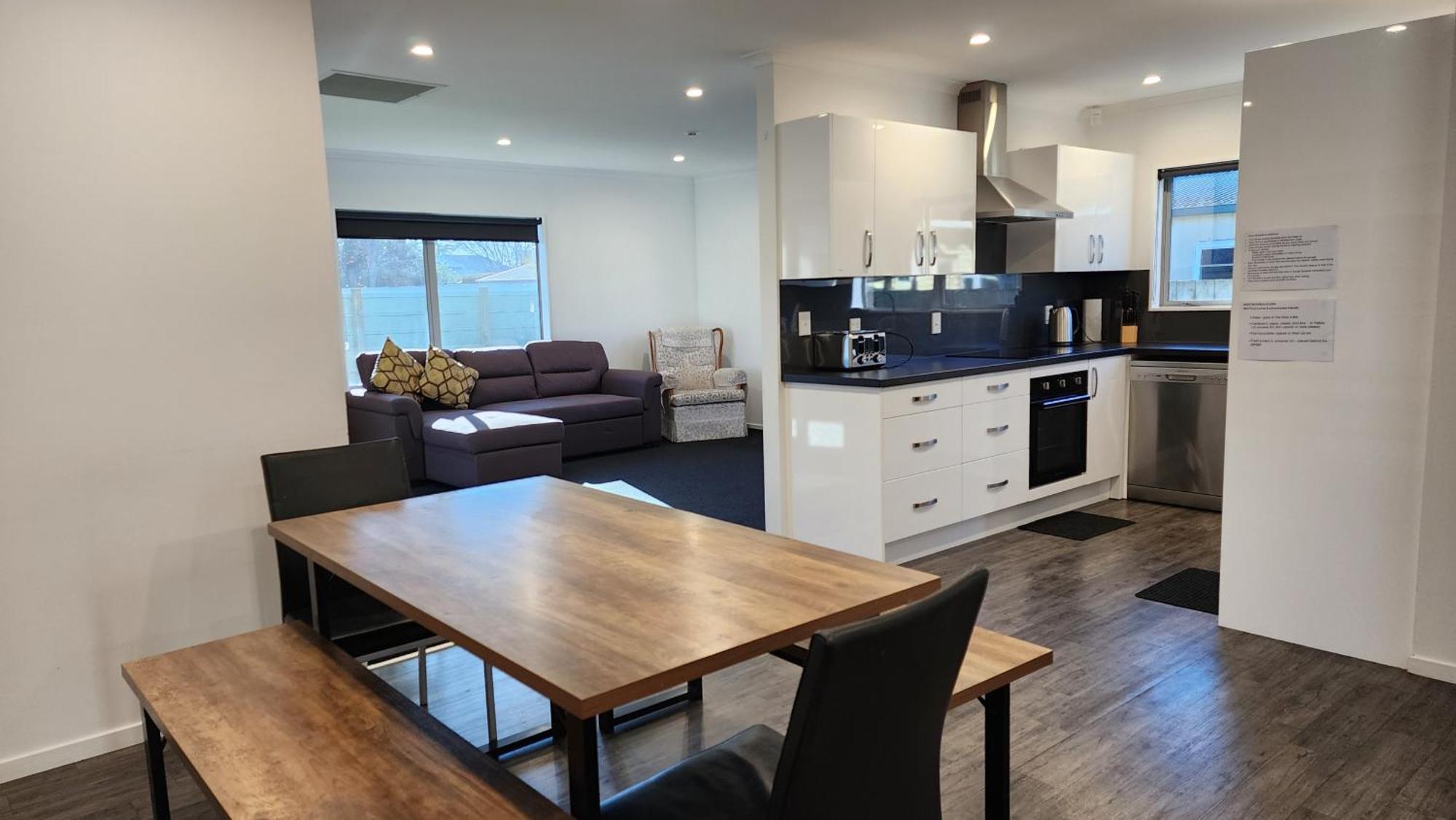 Oaktree Entire Holiday Home, Sleeps 8 To12 Rotorua Exterior photo