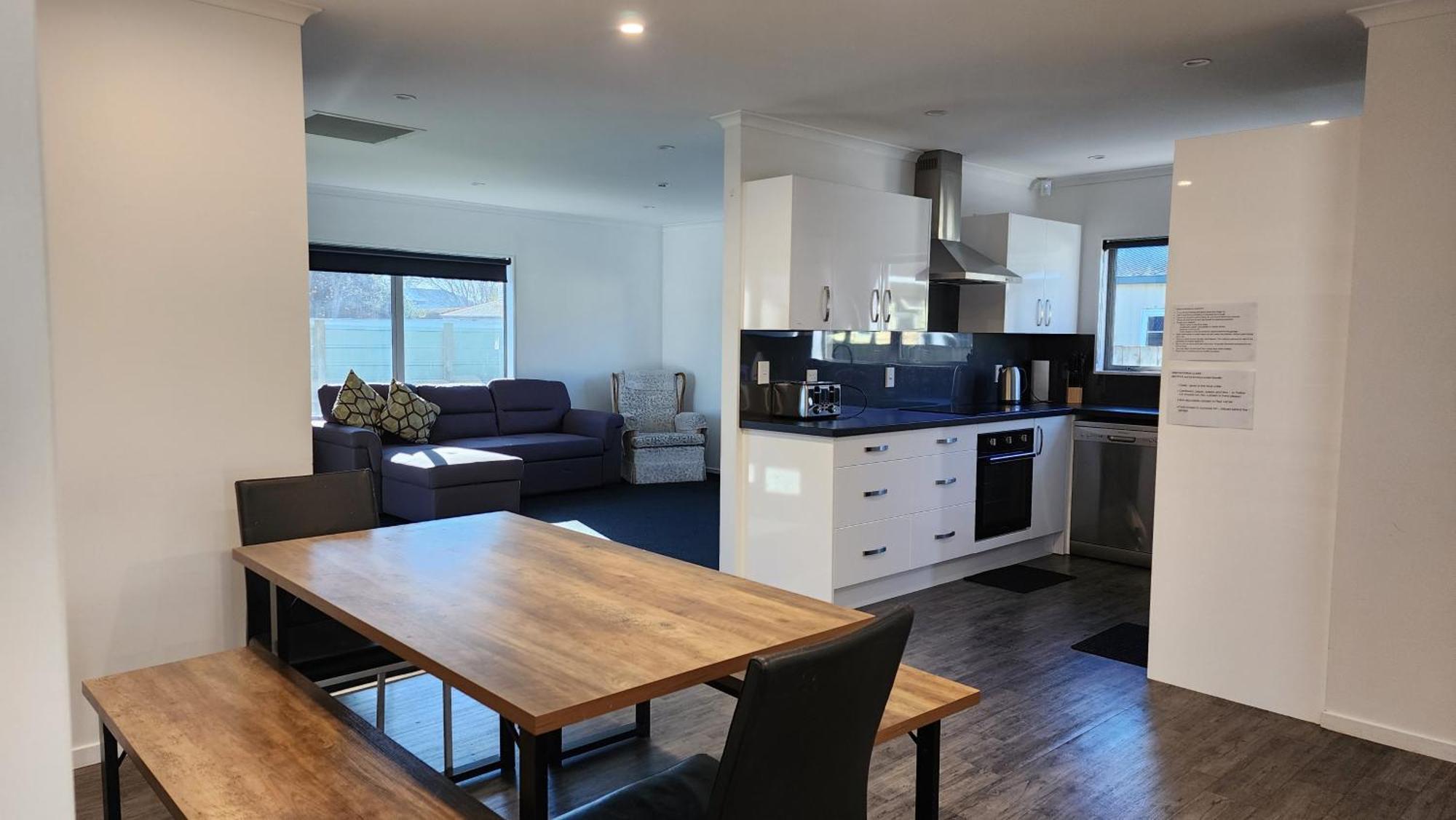 Oaktree Entire Holiday Home, Sleeps 8 To12 Rotorua Exterior photo